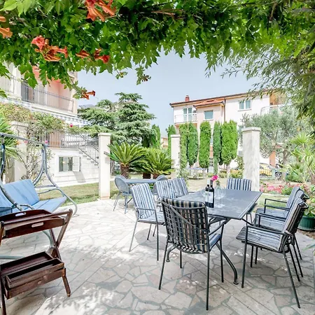 Blue Dolphin - Private Indoor Pool, Jacuzzi, Garden