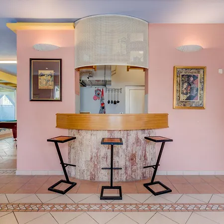 Blue Dolphin - Private Indoor Pool, Jacuzzi, Garden Διαμέρισμα