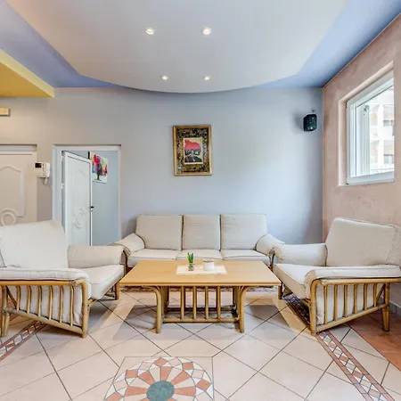 Blue Dolphin - Private Indoor Pool, Jacuzzi, Garden Σπλιτ