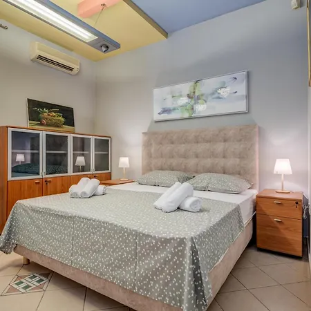 Διαμέρισμα Blue Dolphin - Private Indoor Pool, Jacuzzi, Garden *