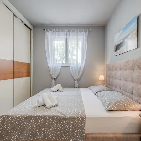 Blue Dolphin - Private Indoor Pool, Jacuzzi, Garden Σπλιτ