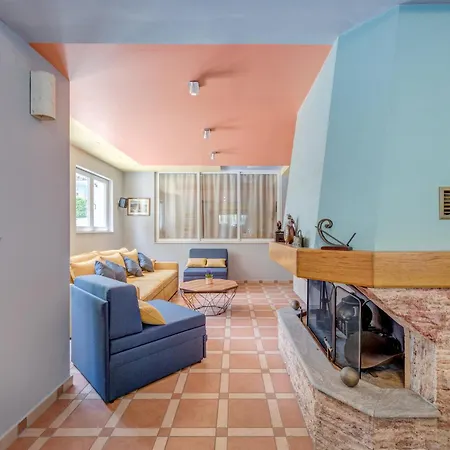 Blue Dolphin - Private Indoor Pool, Jacuzzi, Garden Σπλιτ