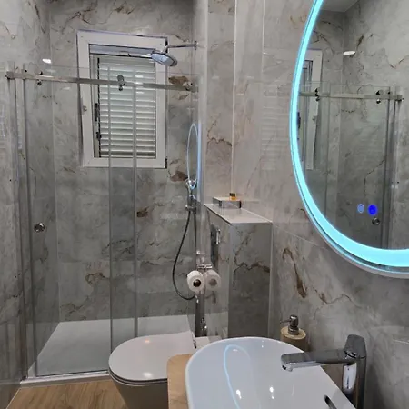 Blue Dolphin - Private Indoor Pool, Jacuzzi, Garden Σπλιτ