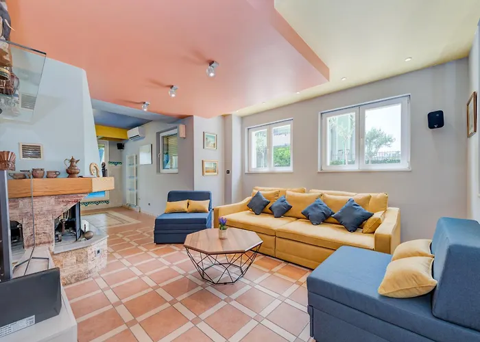 Blue Dolphin - Private Indoor Pool, Jacuzzi, Garden