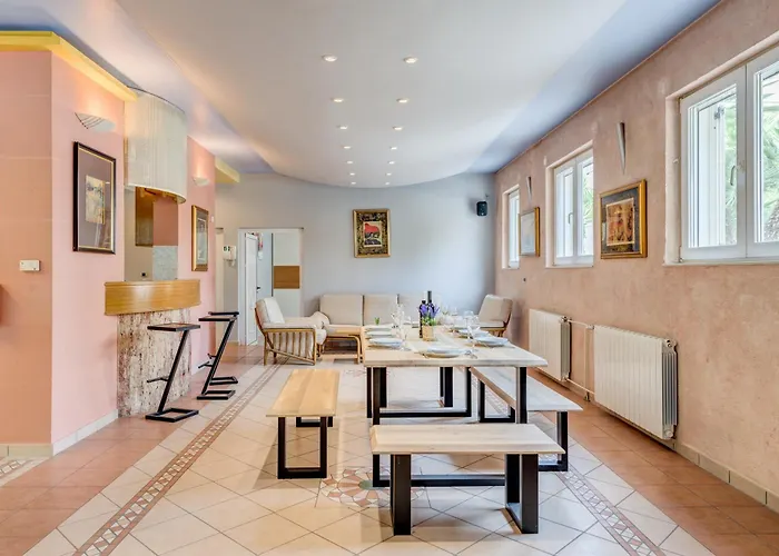 Blue Dolphin - Private Indoor Pool, Jacuzzi, Garden