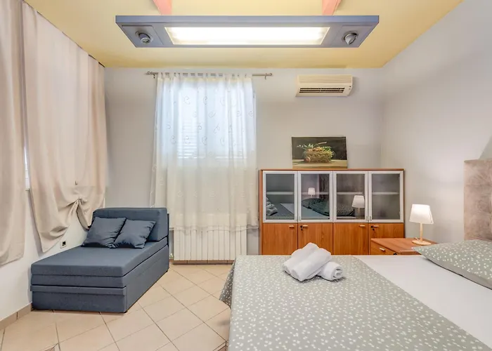 Blue Dolphin - Private Indoor Pool, Jacuzzi, Garden *