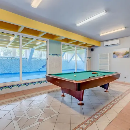 Blue Dolphin - Private Indoor Pool, Jacuzzi, Garden Apartment