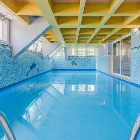 Apartment Blue Dolphin - Private Indoor Pool, Jacuzzi, Garden