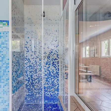 Blue Dolphin - Private Indoor Pool, Jacuzzi, Garden דירה ספליט
