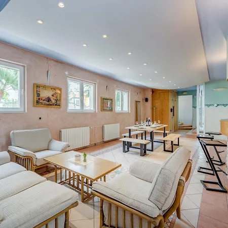 Apartment Blue Dolphin - Private Indoor Pool, Jacuzzi, Garden