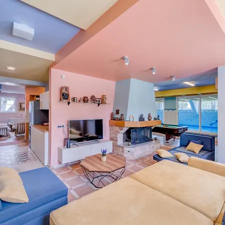 Blue Dolphin - Private Indoor Pool, Jacuzzi, Garden