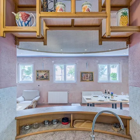 Blue Dolphin - Private Indoor Pool, Jacuzzi, Garden