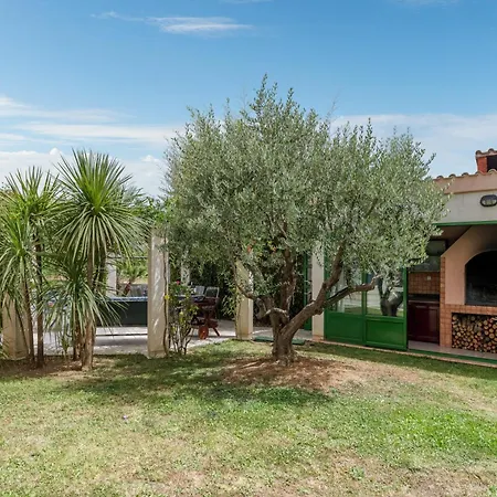 Apartment Blue Dolphin - Private Indoor Pool, Jacuzzi, Garden Split