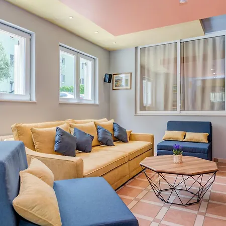Blue Dolphin - Private Indoor Pool, Jacuzzi, Garden Apartment