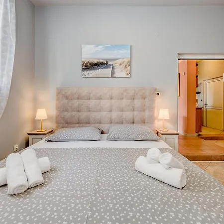 Apartment Blue Dolphin - Private Indoor Pool, Jacuzzi, Garden *