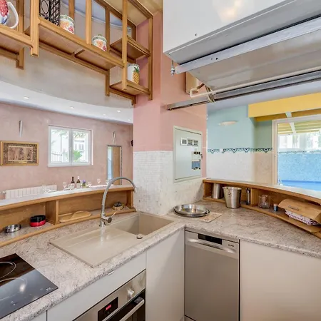דירה Blue Dolphin - Private Indoor Pool, Jacuzzi, Garden