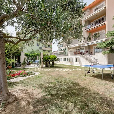 Blue Dolphin - Private Indoor Pool, Jacuzzi, Garden Apartment Split
