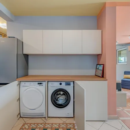 Blue Dolphin - Private Indoor Pool, Jacuzzi, Garden דירה