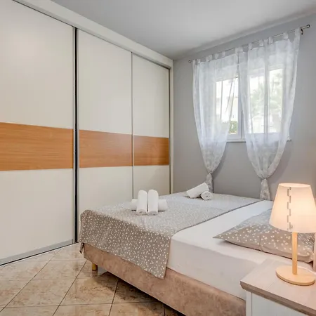 Blue Dolphin - Private Indoor Pool, Jacuzzi, Garden ספליט