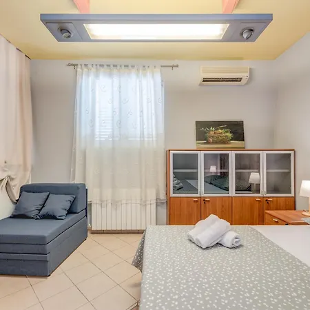 Blue Dolphin - Private Indoor Pool, Jacuzzi, Garden *