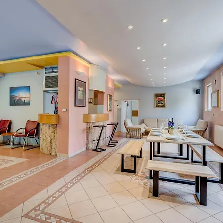 Blue Dolphin - Private Indoor Pool, Jacuzzi, Garden Apartment *