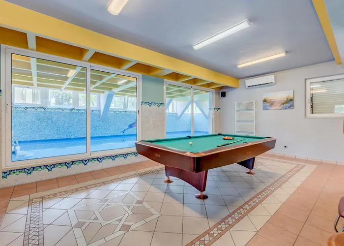 Blue Dolphin - Private Indoor Pool, Jacuzzi, Garden 아파트