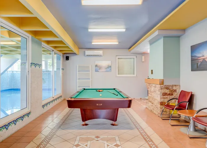 Blue Dolphin - Private Indoor Pool, Jacuzzi, Garden * 스플리트