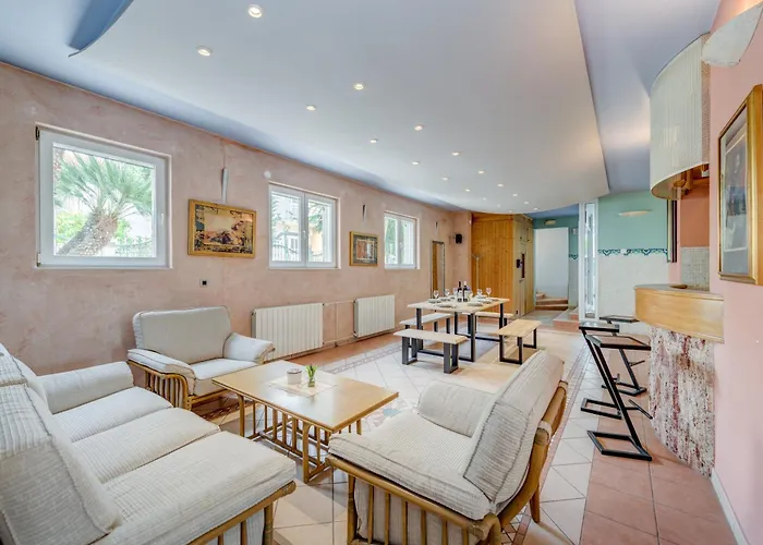 Apartment Blue Dolphin - Private Indoor Pool, Jacuzzi, Garden