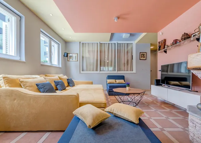 Blue Dolphin - Private Indoor Pool, Jacuzzi, Garden Apartment *