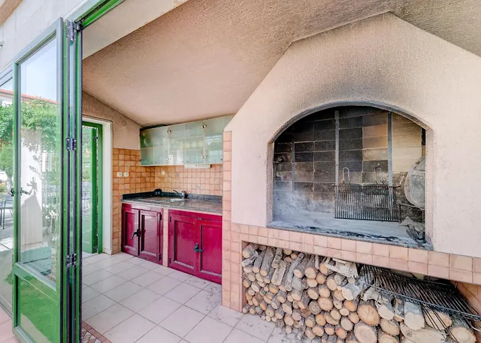 Apartment Blue Dolphin - Private Indoor Pool, Jacuzzi, Garden *
