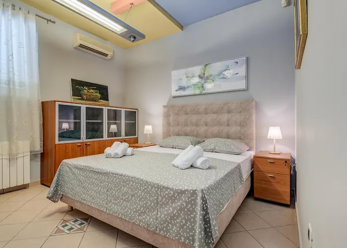 Apartment Blue Dolphin - Private Indoor Pool, Jacuzzi, Garden *