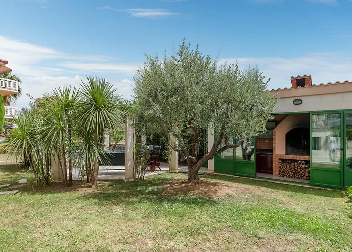 Apartment Blue Dolphin - Private Indoor Pool, Jacuzzi, Garden Split