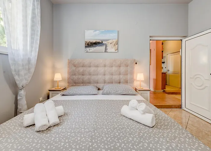 Apartment Blue Dolphin - Private Indoor Pool, Jacuzzi, Garden *