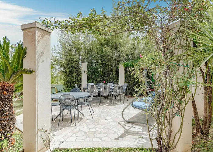 Apartment Blue Dolphin - Private Indoor Pool, Jacuzzi, Garden Split