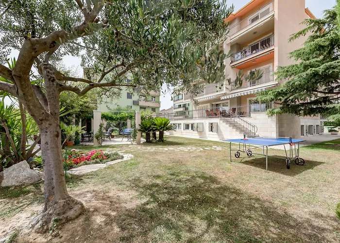 Blue Dolphin - Private Indoor Pool, Jacuzzi, Garden Apartment Split