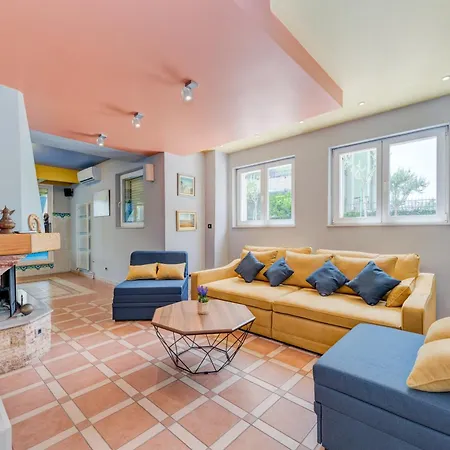 Blue Dolphin - Private Indoor Pool, Jacuzzi, Garden