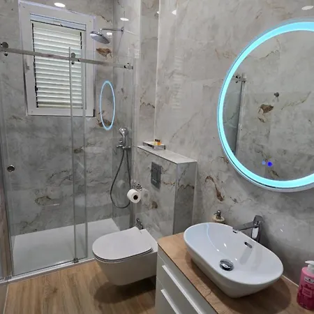 شقة Blue Dolphin - Private Indoor Pool, Jacuzzi, Garden *