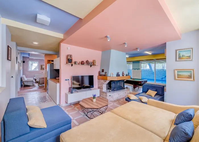 Blue Dolphin - Private Indoor Pool, Jacuzzi, Garden