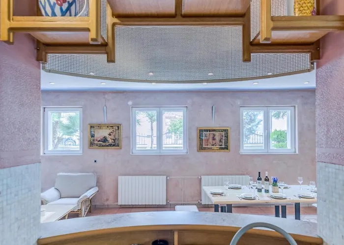 Blue Dolphin - Private Indoor Pool, Jacuzzi, Garden