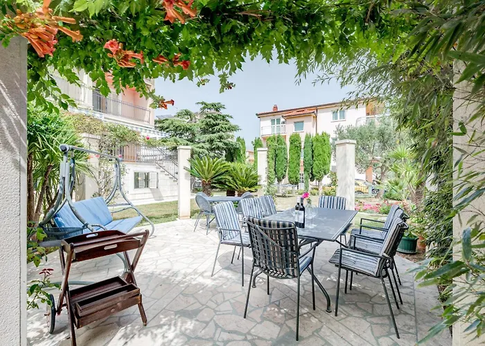 Blue Dolphin - Private Indoor Pool, Jacuzzi, Garden