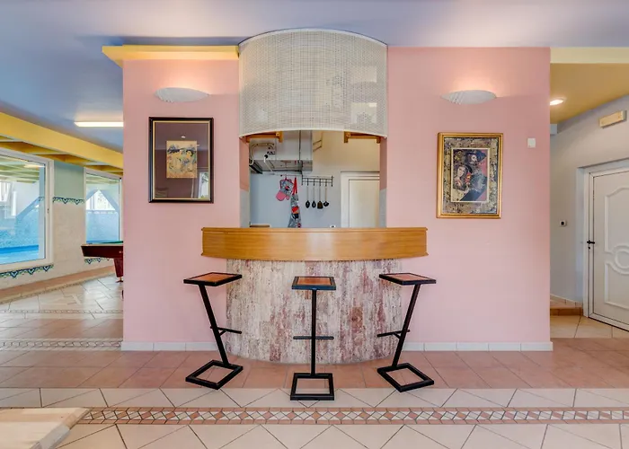 Blue Dolphin - Private Indoor Pool, Jacuzzi, Garden Apartman