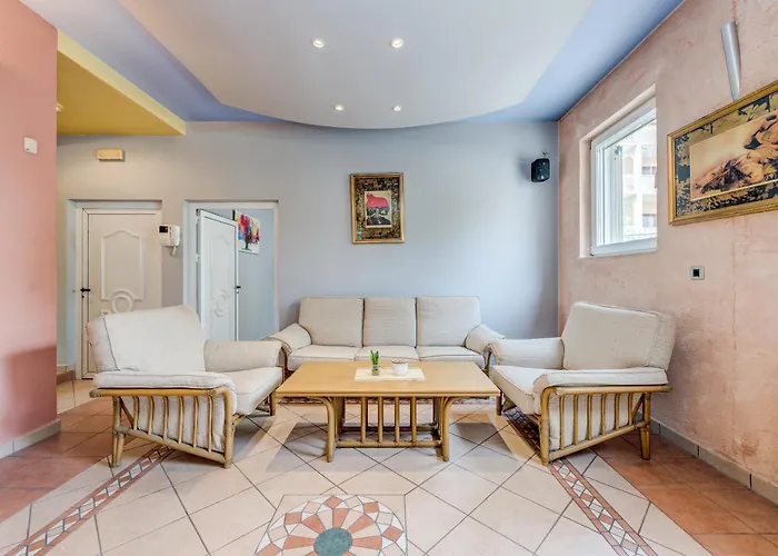 Blue Dolphin - Private Indoor Pool, Jacuzzi, Garden Split