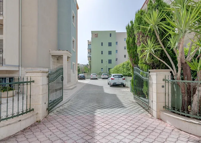 Blue Dolphin - Private Indoor Pool, Jacuzzi, Garden