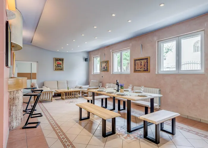 Blue Dolphin - Private Indoor Pool, Jacuzzi, Garden