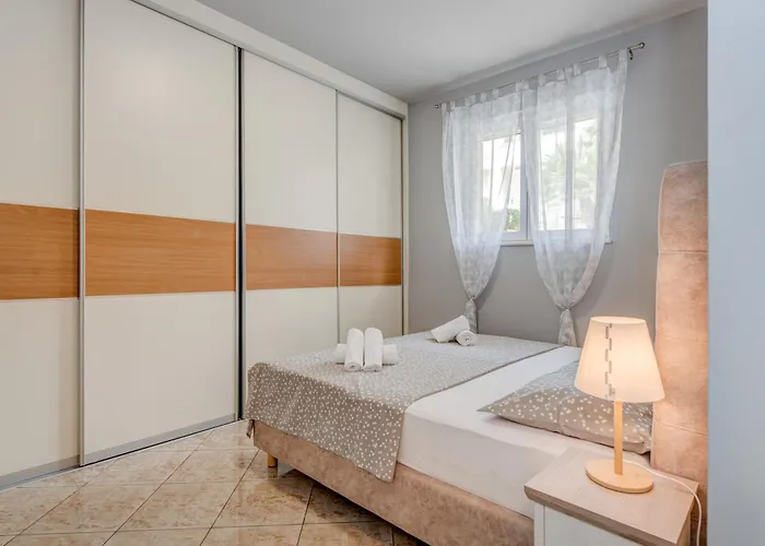 Blue Dolphin - Private Indoor Pool, Jacuzzi, Garden Split