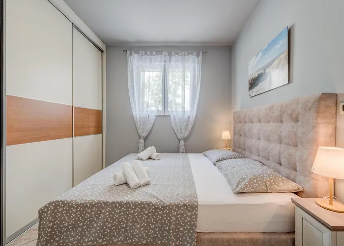 Blue Dolphin - Private Indoor Pool, Jacuzzi, Garden Split