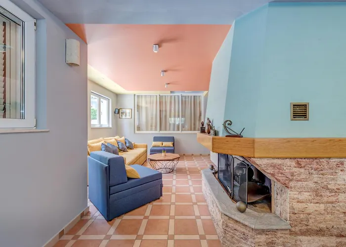 Blue Dolphin - Private Indoor Pool, Jacuzzi, Garden Split