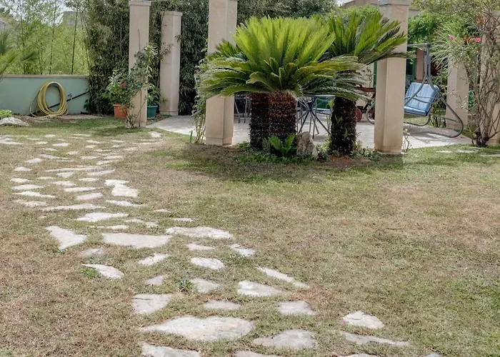 Blue Dolphin - Private Indoor Pool, Jacuzzi, Garden Split