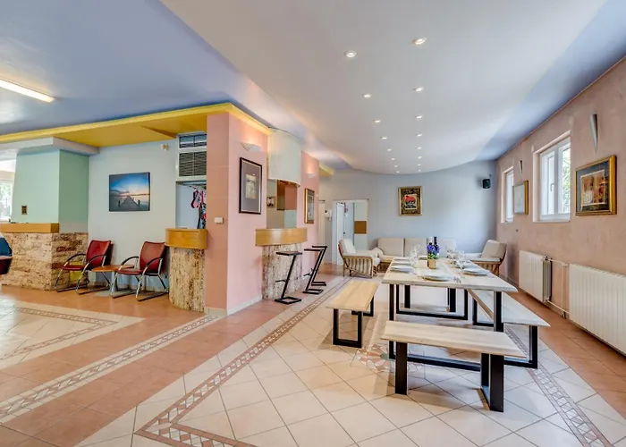 Blue Dolphin - Private Indoor Pool, Jacuzzi, Garden Apartman *