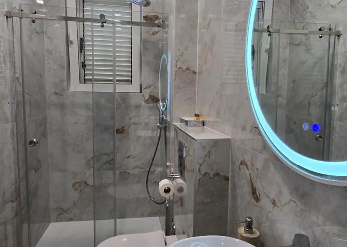 Blue Dolphin - Private Indoor Pool, Jacuzzi, Garden Split